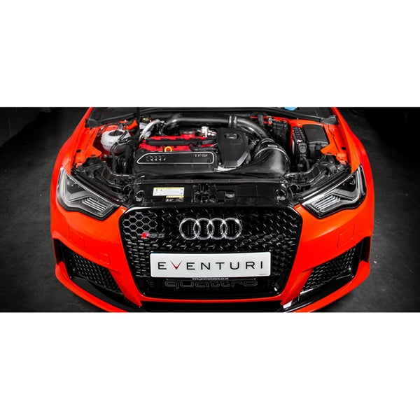 Eventuri full black carbon intake til Audi 8V RS3 Gen 1 med kulfiberrør, luftfilter og tilbehør på hvid baggrund