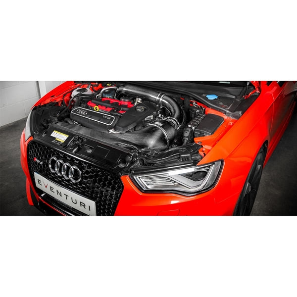 Eventuri full black carbon intake til Audi 8V RS3 Gen 1 med kulfiberrør, luftfilter og tilbehør på hvid baggrund