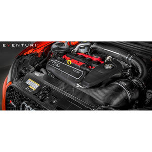 Eventuri full black carbon intake til Audi 8V RS3 Gen 1 med kulfiberrør, luftfilter og tilbehør på hvid baggrund