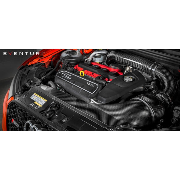 Eventuri full black carbon intake til Audi 8V RS3 Gen 1 med kulfiberrør, luftfilter og tilbehør på hvid baggrund