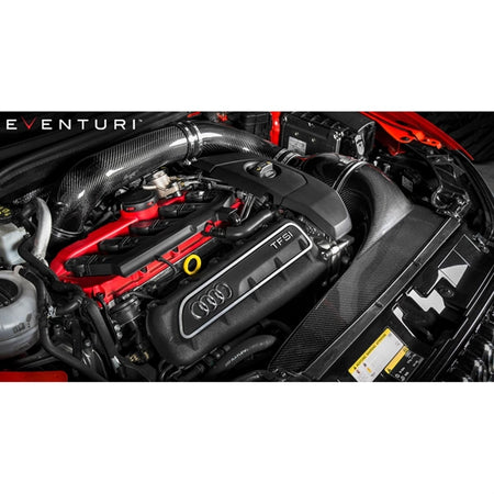 Eventuri full black carbon intake til Audi 8V RS3 Gen 1 med kulfiberrør, luftfilter og tilbehør på hvid baggrund