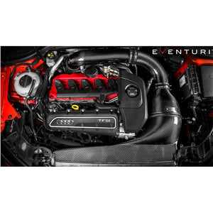 Eventuri full black carbon intake til Audi 8V RS3 Gen 1 med kulfiberrør, luftfilter og tilbehør på hvid baggrund