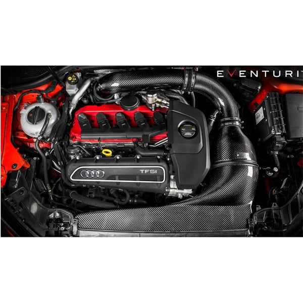 Eventuri full black carbon intake til Audi 8V RS3 Gen 1 med kulfiberrør, luftfilter og tilbehør på hvid baggrund