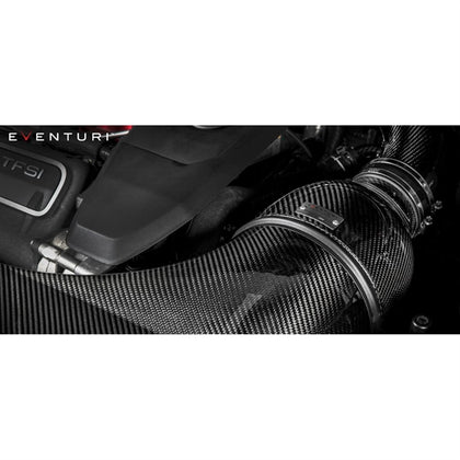 Eventuri full black carbon intake til Audi 8V RS3 Gen 1 med kulfiberrør, luftfilter og tilbehør på hvid baggrund