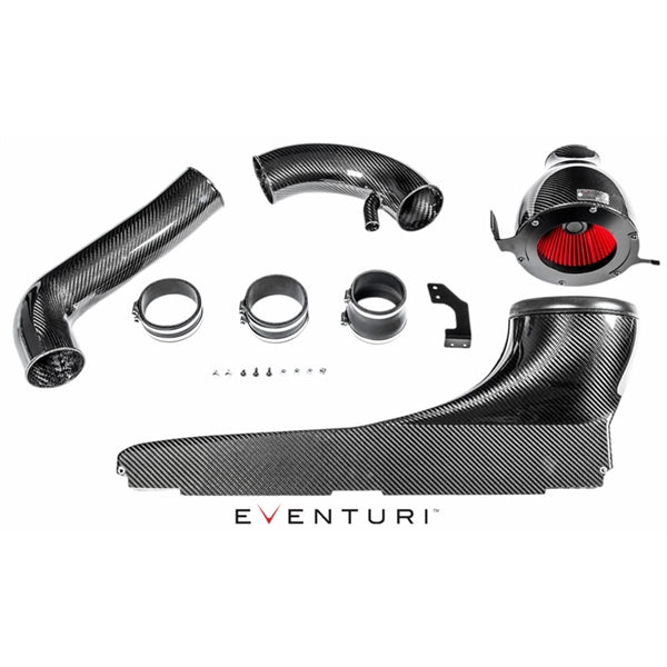 Eventuri full black carbon intake til Audi 8V RS3 Gen 1 med kulfiberrør, luftfilter og tilbehør på hvid baggrund