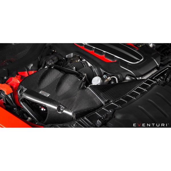 Eventuri Black Carbon indsugningskit til Audi C7 RS6 og RS7 med rød luftfilter og kulfiberdele lagt ud på hvid baggrund