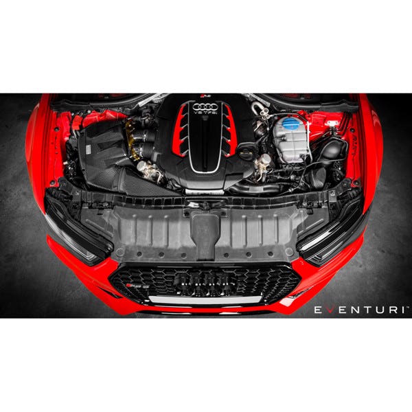 Eventuri Black Carbon indsugningskit til Audi C7 RS6 og RS7 med rød luftfilter og kulfiberdele lagt ud på hvid baggrund