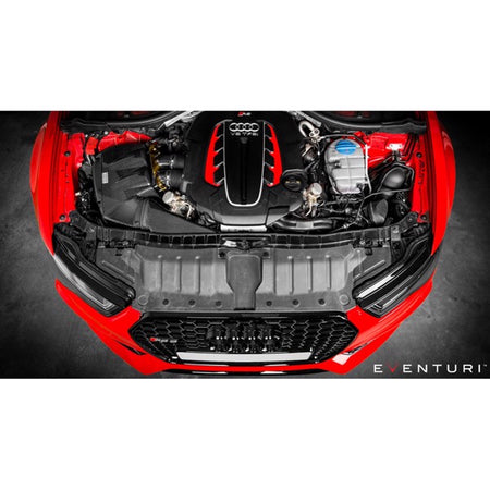 Eventuri Black Carbon indsugningskit til Audi C7 RS6 og RS7 med rød luftfilter og kulfiberdele lagt ud på hvid baggrund