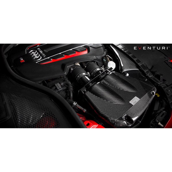 Eventuri Black Carbon indsugningskit til Audi C7 RS6 og RS7 med rød luftfilter og kulfiberdele lagt ud på hvid baggrund