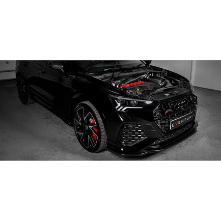 Eventuri carbon fiber indsugningssystem til Audi RSQ3 F3 2019+, vist adskilte dele med rød filterindsats og carbon finish på hvi