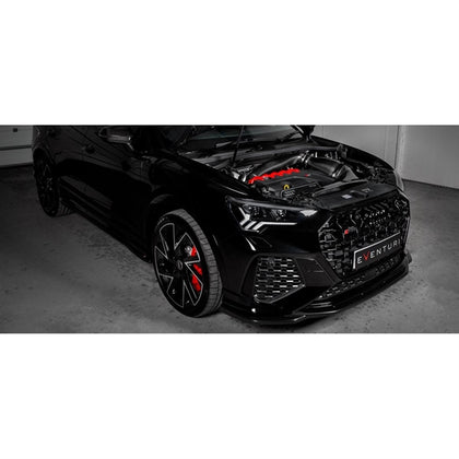 Eventuri carbon fiber indsugningssystem til Audi RSQ3 F3 2019+, vist adskilte dele med rød filterindsats og carbon finish på hvi