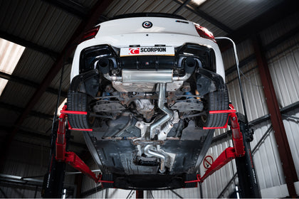 Scorpion cat-back udstødning til BMW M135i F20/F21 med ventiler, Daytona Ceramic, set nedefra