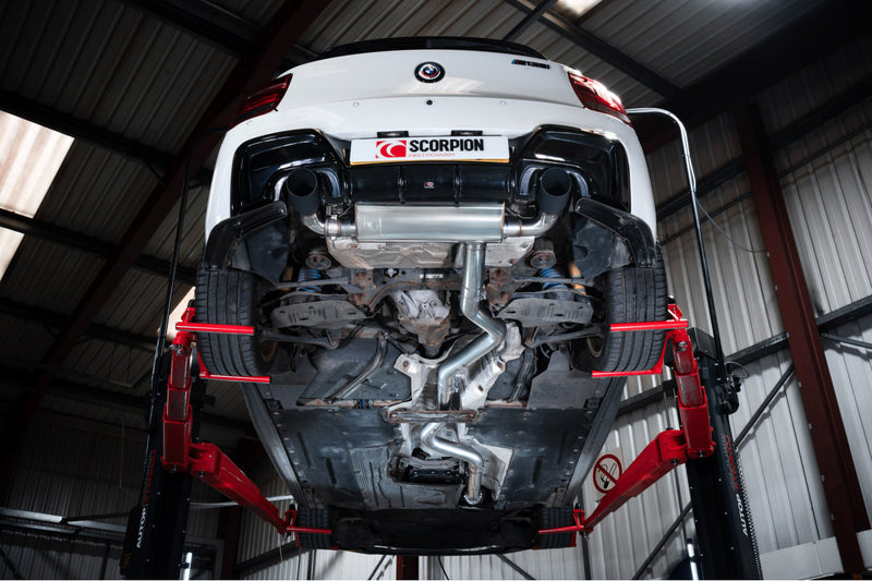 Scorpion cat-back udstødning til BMW M135i F20/F21 med ventiler, Daytona Ceramic, set nedefra