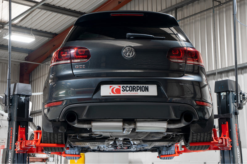 Scorpion cat-back udstødning til VW MK6 Golf GTI – resoneret, Daytona Ceramic, set bagfra