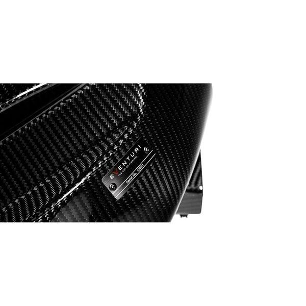 Eventuri Carbon Intake sæt til Toyota Supra MK5 3.0 B58 med kulfiber luftkanal, rør og rød luftfilter.