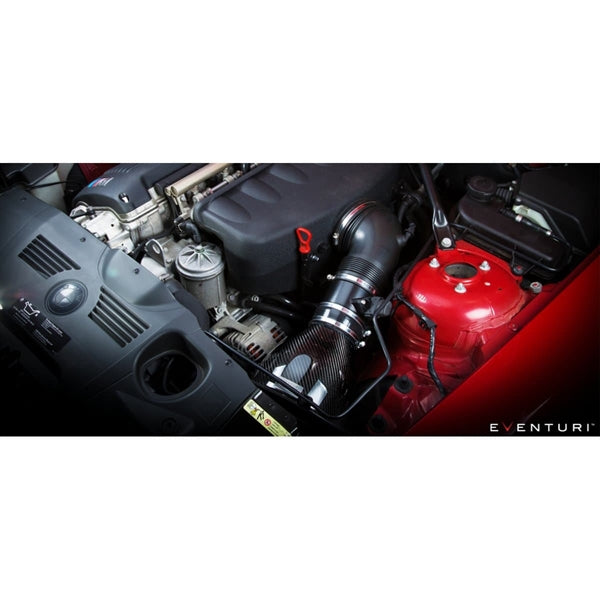 Eventuri Black Carbon Intake sæt til BMW Z4M med kulfiber luftfilterhus, rød konisk luftfilter, monteringsdele og beslag på hvid