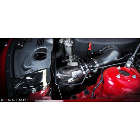 Eventuri Black Carbon Intake sæt til BMW Z4M med kulfiber luftfilterhus, rød konisk luftfilter, monteringsdele og beslag på hvid