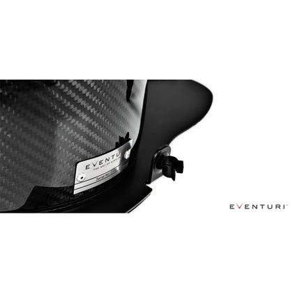 Eventuri Black Carbon Intake sæt til BMW Z4M med kulfiber luftfilterhus, rød konisk luftfilter, monteringsdele og beslag på hvid
