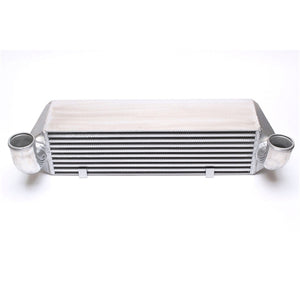 TA-Technix Intercooler BMW 1-Serie E81/E82/E87/E88 – Sølv intercooler kantet fra siden