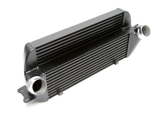 TA-Technix Intercooler BMW 5-Serie F10/F11 – Sort intercooler med tilslutningsdele øverst