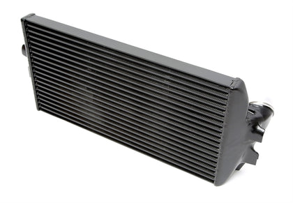 TA-Technix Intercooler BMW 5-Serie Grand Turismo F07 – Sølv intercooler kantet med tilslutninger