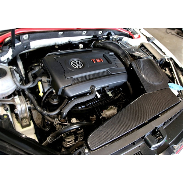 TA Technix Carbon Air Intake VW Arteon 3H – Motor rød cover side monteringsbillede
