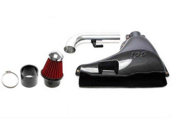 TA-Technix Air Intake Kit til Peugeot 106 med kulfiber luftfilterkasse, rød conical luftfilter og krom indsugningsrør.