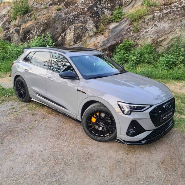 Maxton Front Splitter i sort til Audi e-Tron S-Line, designet til forbedret aerodynamik og sporty udseende.