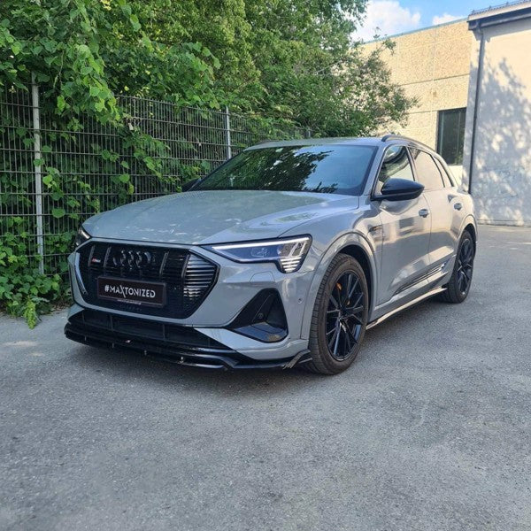 Maxton Front Splitter i sort til Audi e-Tron S-Line, designet til forbedret aerodynamik og sporty udseende.