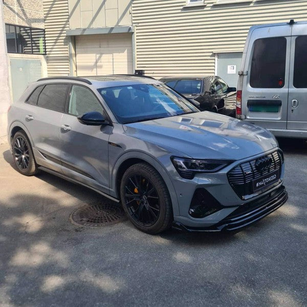 Maxton Front Splitter i sort til Audi e-Tron S-Line, designet til forbedret aerodynamik og sporty udseende.