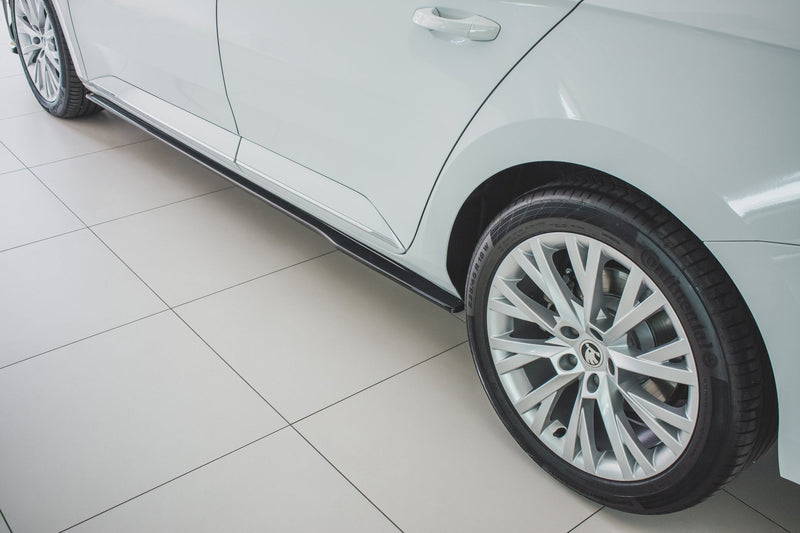 Maxton sideskørter til Skoda Superb Liftback / Combi Mk3 Facelift – blank sort – billede 2 af 7