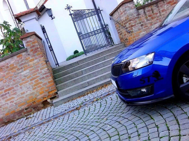Maxton frontsplitter til Skoda Rapid – blank sort – billede 2 af 4