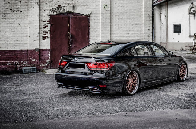 Maxton Central Rear Splitter Lexus Ls Mk4 Facelift - Gloss Black