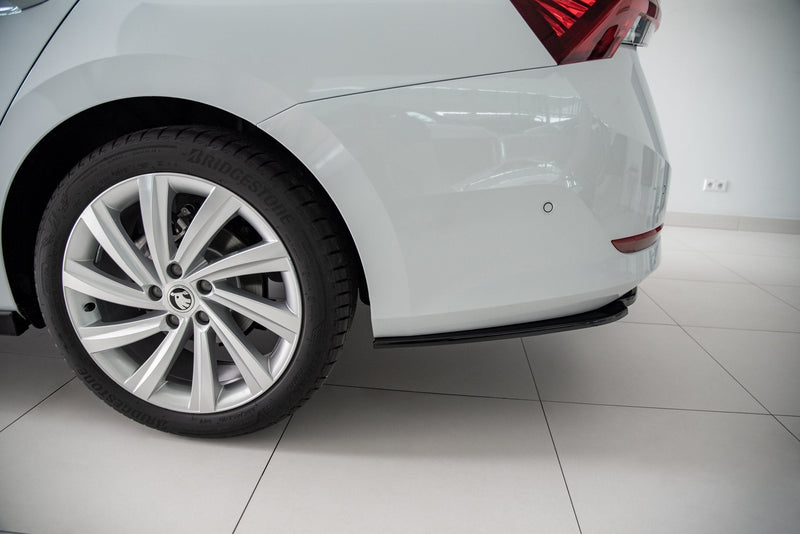 Maxton rear splitter til Skoda Octavia Mk4 – blank sort – billede 2 af 8