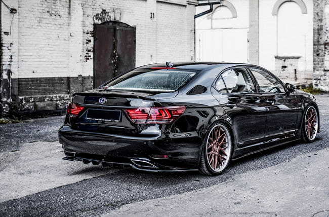 Maxton Central Rear Splitter (With Vertical Bars) Leuxs Ls Mk4 Facelift - Gloss Black