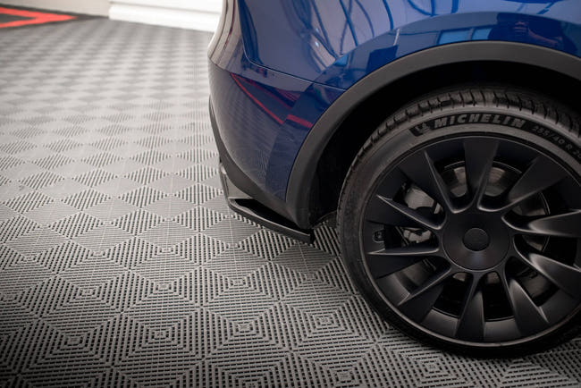 Maxton Central Rear Splitter (With Vertical Bars) Tesla Model Y - Gloss Black