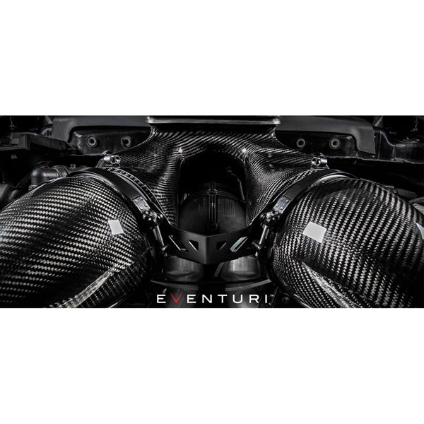 Eventuri Black Carbon Intake til Porsche 991 Turbo med kulfiber luftindtag og røde filtre på hvid baggrund