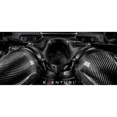 Eventuri Black Carbon Intake til Porsche 991 Turbo med kulfiber luftindtag og røde filtre på hvid baggrund
