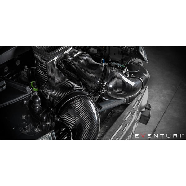 Eventuri Black Carbon Intake til Porsche 991 Turbo med kulfiber luftindtag og røde filtre på hvid baggrund