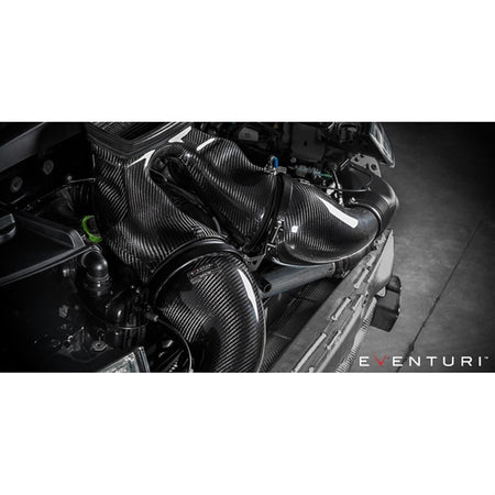 Eventuri Black Carbon Intake til Porsche 991 Turbo med kulfiber luftindtag og røde filtre på hvid baggrund