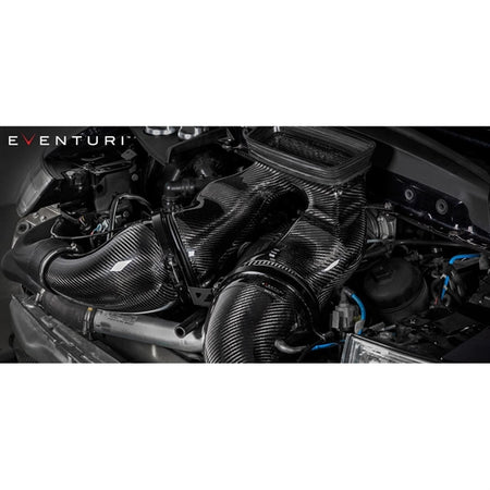 Eventuri Black Carbon Intake til Porsche 991 Turbo med kulfiber luftindtag og røde filtre på hvid baggrund