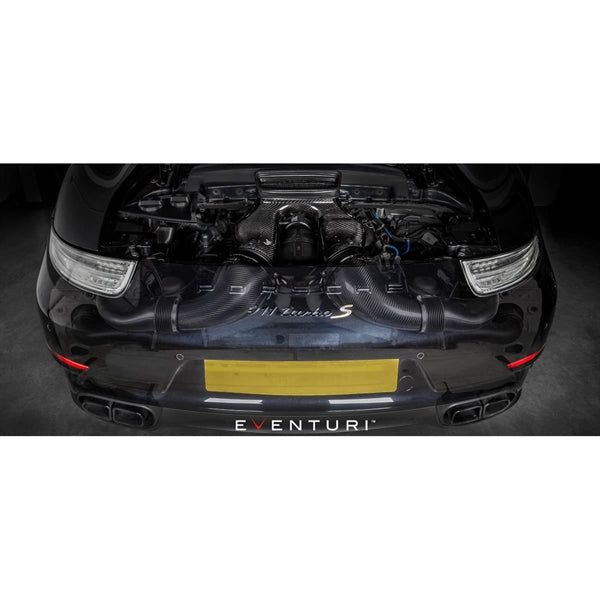 Eventuri Black Carbon Intake til Porsche 991 Turbo med kulfiber luftindtag og røde filtre på hvid baggrund